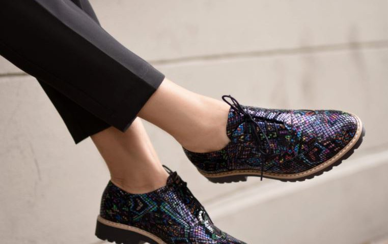 Kobieta w stylowych butach z kampusu