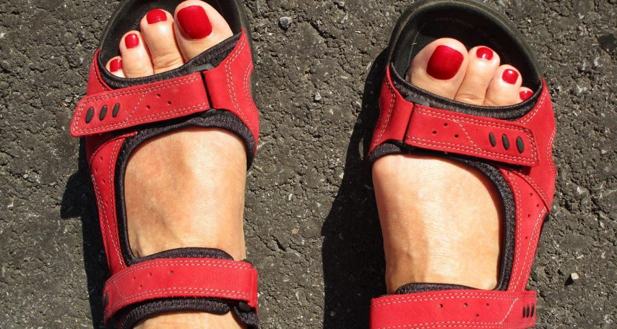 Płaskie sandały damskie – must have w letniej garderobie